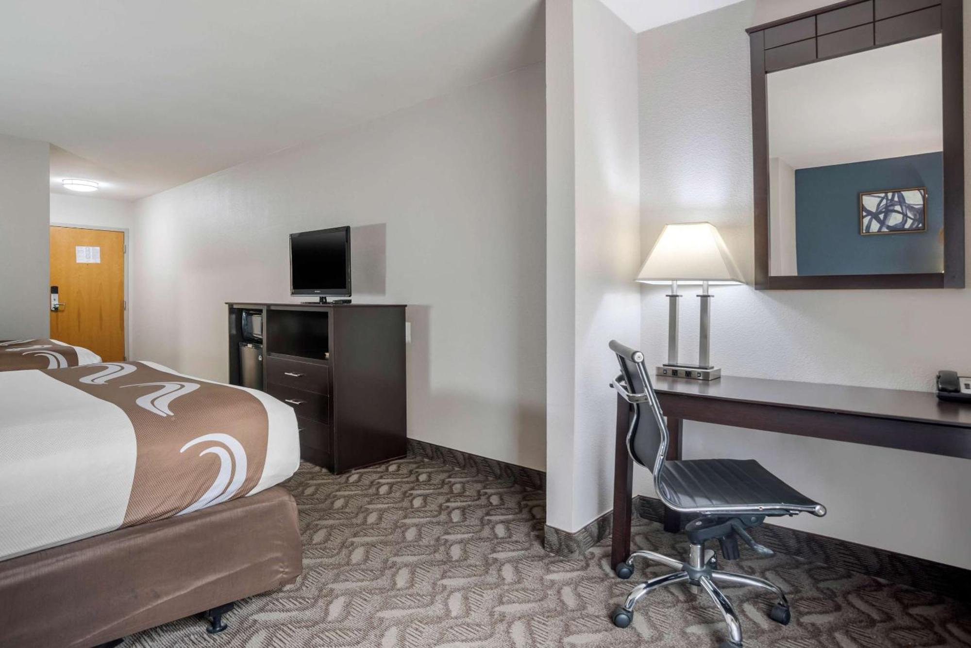 Quality Suites Baton Rouge East - Денъм Спрингс Екстериор снимка